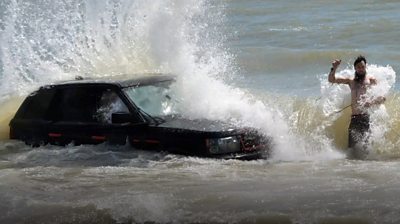 Car stranded on Blackpool beach and submerged by waves - BBC News