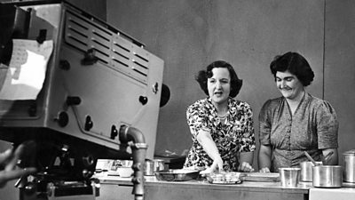 Marguerite Patten (left) with viewer Mrs Reed demonstrate cooking in front of a 鶹Լ camera.