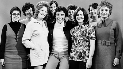 Eight women gathered around the male singer Sasha Distel