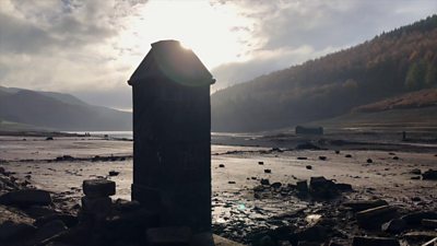 ladybower reservoir drowned derbyshire