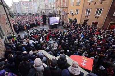 mourners adamowicz pawel stabbed