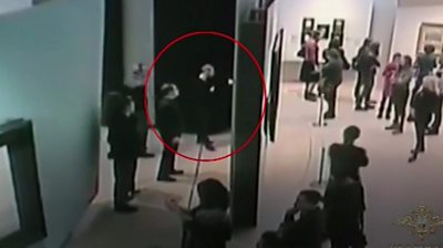 A thief steals painting from crowded Moscow gallery