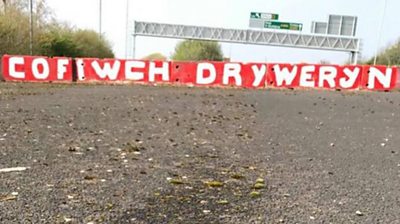 Mae'r slogan 'Cofiwch Dryweryn' wedi bod yn ymddangos ar hyd a lled Cymru yn ddiweddar.