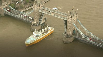 Trawler going under London Bridge