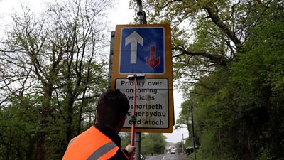 Cleaning a road sign
