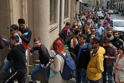 Romanians queue up to vote