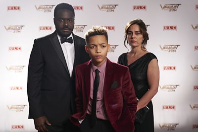 Manny Mensah (BABOU CEESAY), Isaac Mensah (MAX FINCHAM), Sam Mensah (JILL HALFPENNY) in Dark Mon£y (Image Credit: 91ȱ/The Forge/Des Willie)