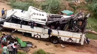 India crash bus pulled out of canal - BBC News