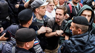 Police confront opposition activists in Moscow