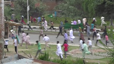 Protesters fleeing gunfire in Soura, Srinagar