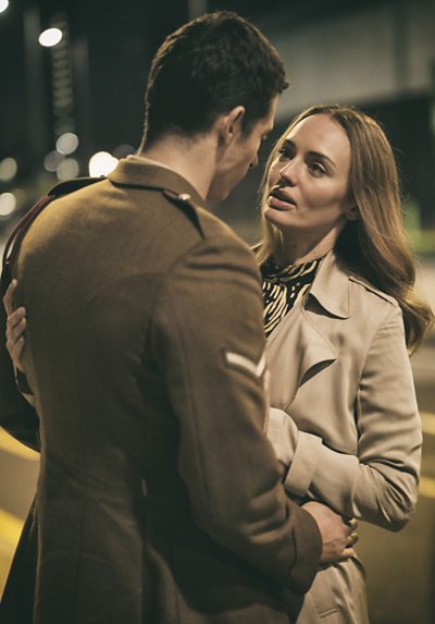 Shaun Emery (CALLUM TURNER), Hannah Roberts (LAURA HADDOCK) in The Capture (Image Credit: ý/Heyday Films/Rob Youngson)