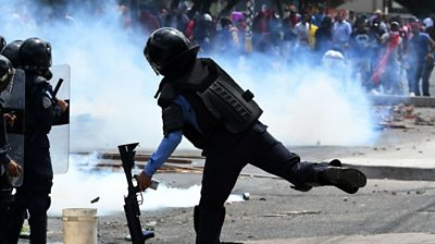 Honduras protests: Clashes erupt on Independence Day - BBC News