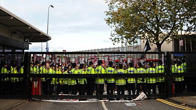 Police block and secure the entrance to ý Television Centre front gates