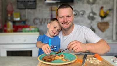 Cody, 3, and his dad have been cooking for homeless shelters like the one that helped them.