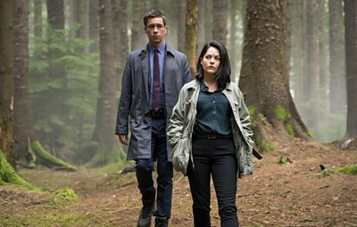 Rob (KILLIAN SCOTT), Cassie (SARAH GREENE) in Dublin Murders (Image Credit: 91ȱ/Euston Films/Starz/Steffan Hill)