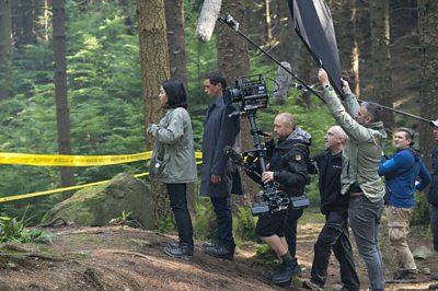 Cassie (SARAH GREENE), Rob (KILLIAN SCOTT) Behind the scenes on Dublin Murders (Image Credit: 91ȱ/Euston Films/Starz/Steffan Hill)