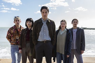 Giri/Haji Rodney (WILL SHARPE), Taki (AOI OKUYAMA), Kenzo Mori (TAKEHIRO HIRA), Sarah Weitzmann (KELLY MACDONALD), Yuto (YOSUKE KUBOZUKA) L-R (Image Credit: 91ȱ / Sister Pictures Photographer: Luke Varley)