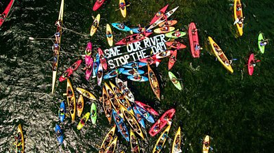 Kayaks protesting against construction of dam