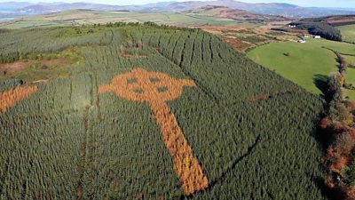 Autumn unveils Donegal Celtic cross