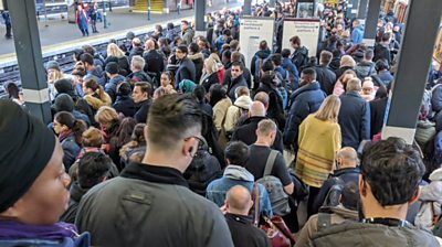 Metropolitan Line delays caused by new signalling system - BBC News