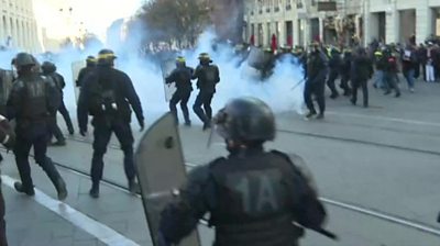 Police clash with pension reform protesters in Bordeaux