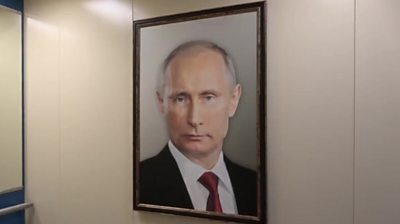 Russian YouTuber Bashir Dokhov hangs Putin portrait in lift