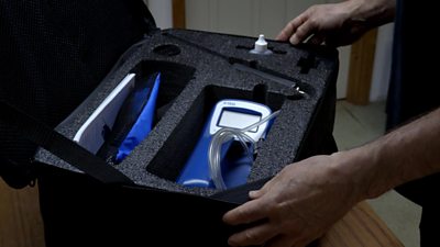 Equipment for monitoring air quality on board a plane