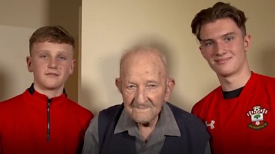 World War 2 veteran Arthur House with Southampton academy players