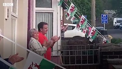 A couple applaud in Penygraig