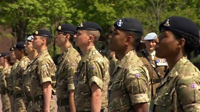 Parade for army recruits who complete virtual training - BBC News