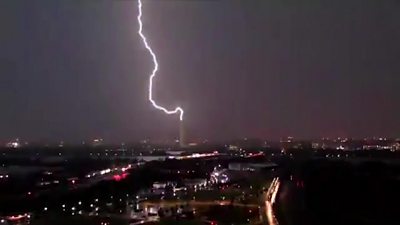 Washington Monument struck by lightning - BBC News