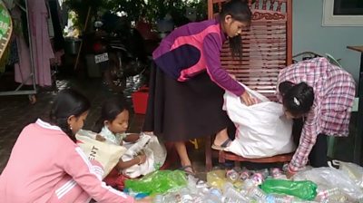 Children collecting plastic