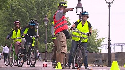 Learning to cycle in the heart of Paris
