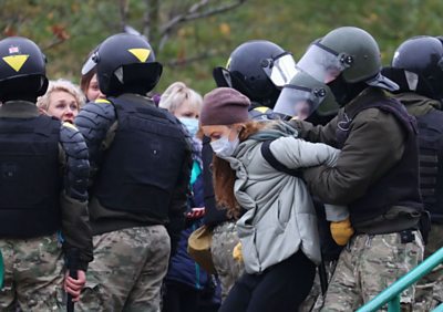 Minsk police arresting demonstrators, 15 Nov 20