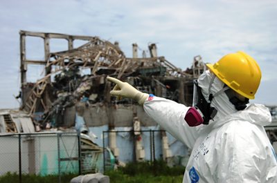 IAEA fact-finding team leader Mike Weightman examines Reactor Unit 3 at the Fukushima Daiichi Nuclear Power Plant