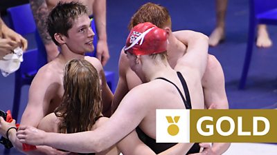 Watch Great Britain's relay team pip the Netherlands to the gold medal with a new Championship record time of 3:22:07 in the mixed 4x100 freestyle.