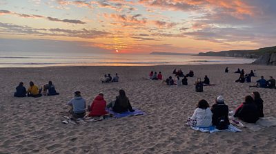 ‘It’s great for your mental health’ - The young people tackling loneliness through watching the sun rise