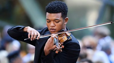 Randall Goosby playing the violin
