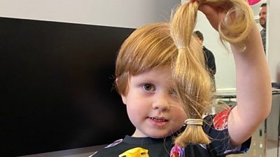 Glemsford: Boy, four, celebrates birthday with hair donation - BBC News