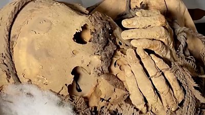 Pre-Inca mummy found in Peru - BBC News