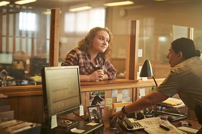 Helen (DANIELLE MacDONALD), Freddie (MARIA MERCEDES) in The Tourist (Image Credit: ý/Two Brothers Pictures/Ian Routledge)