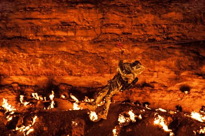 George Kourounis descending into the Darvaza crater