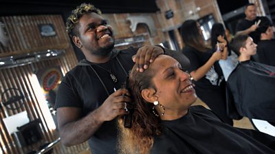 Australia: The Aboriginal hairdressers delighting remote towns - BBC News