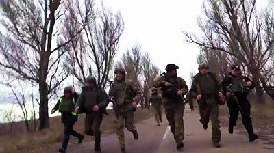 Ukrainian officials run from apparent shelling - BBC News