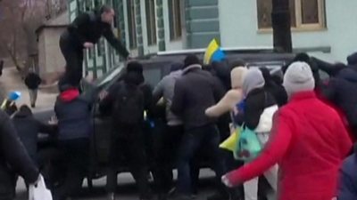 People in Kupiansk surround vehicle