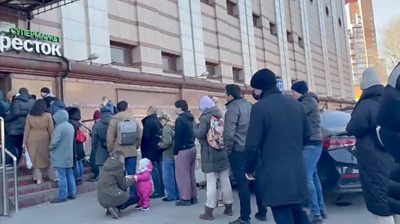 A long queue of people waiting to withdraw money in Moscow