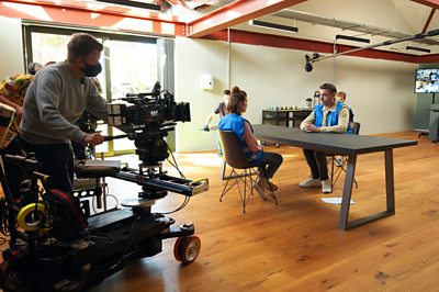 Megan Roberts (AIMEE-FFION EDWARDS), Danny Howells (CRAIG PARKINSON) Behind the scenes. (L-R) on Life and Death in the Warehouse (Image Credit: ý/Simon Ridgway)