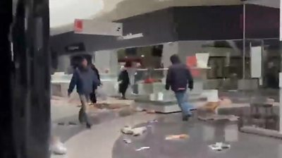 Looting in Mariupol shopping mall