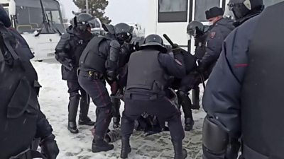 Anti-war protesters arrested and beaten in Yekaterinburg, Russia