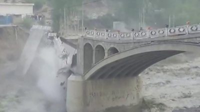 Hassanabad Bridge collapsing